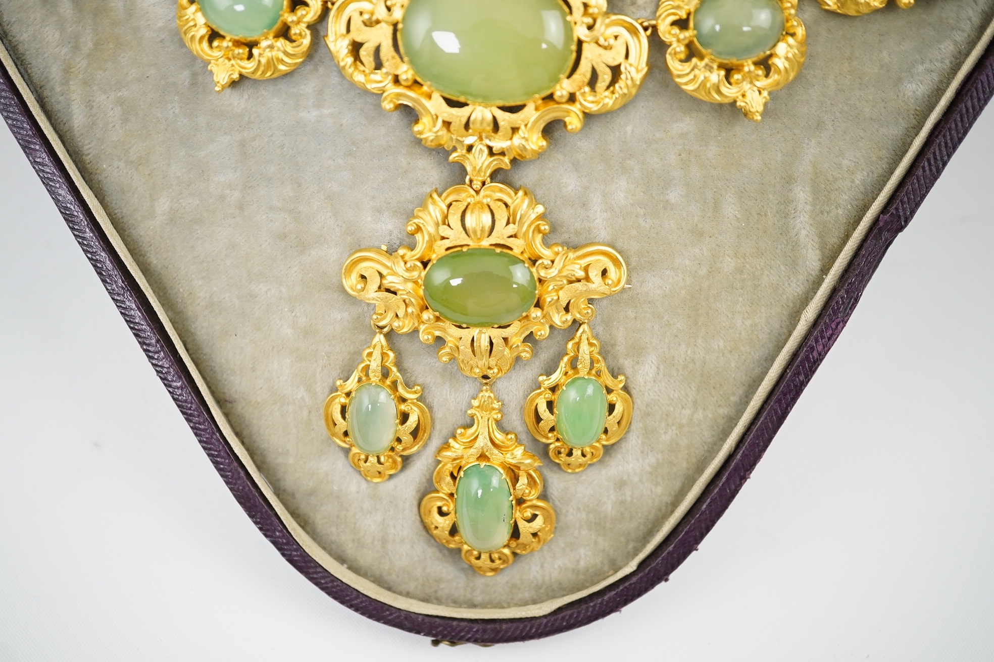 An early Victorian gold and cabochon chrysoprase? cluster set parure